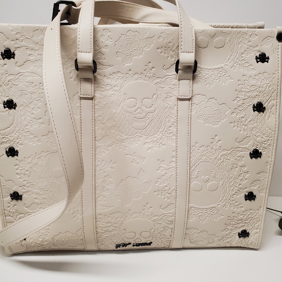 Betsey Johnson Halloween embossed Skull tote with removable Skull 💀 Keychain - Picture 6 of 10
